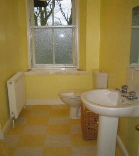 Northumberlandfarmhouse bathroom to twin with private facilities